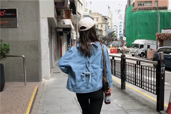 牛仔外套發(fā)黃怎么清洗 牛仔外套為什么會發(fā)黃