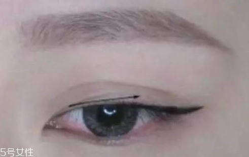 上揚(yáng)眼線怎么畫 大臉妹子看過(guò)來(lái)