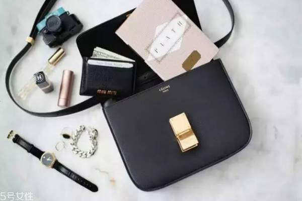 celine box怎么打開 簡單按扣設(shè)計
