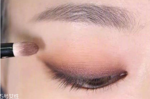 眼妝怎么畫(huà)顯眼睛大 教你如何化妝使眼睛變大