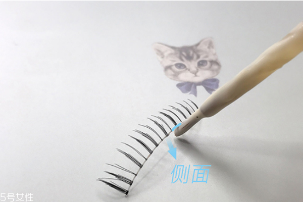 假睫毛可以戴著睡覺(jué)嗎 假睫毛的日常保養(yǎng)