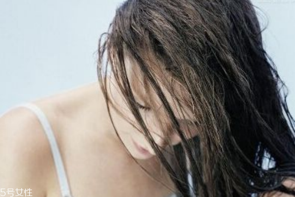 發(fā)膜和精油有什么區(qū)別 發(fā)膜和護發(fā)精油的區(qū)別 發(fā)膜和精油有什么區(qū)別 發(fā)膜和護發(fā)精油的區(qū)別