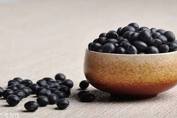 多吃黑豆頭發(fā)能變黑嗎 沒有科學根據(jù)