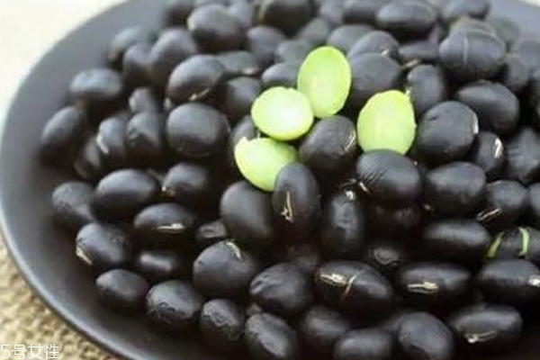 多吃黑豆頭發(fā)能變黑嗎 沒有科學根據(jù)