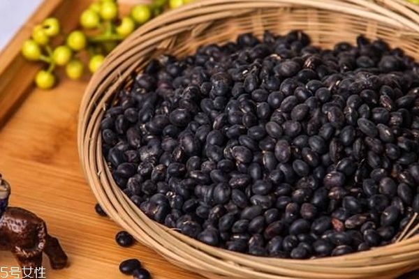 多吃黑豆頭發(fā)能變黑嗎 沒有科學根據(jù)