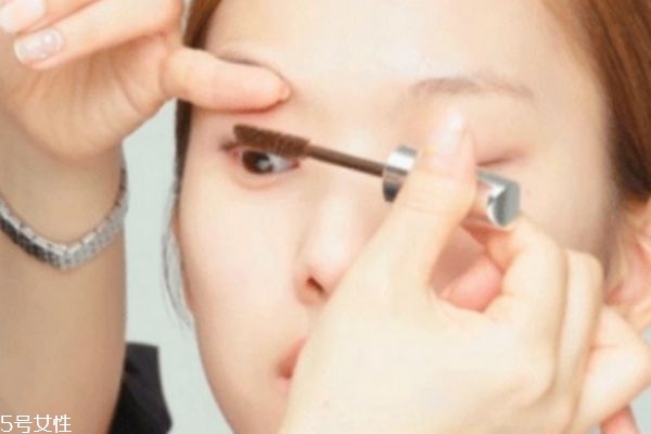 腫眼泡適合什么眼影 眼睛腫怎么畫(huà)眼妝