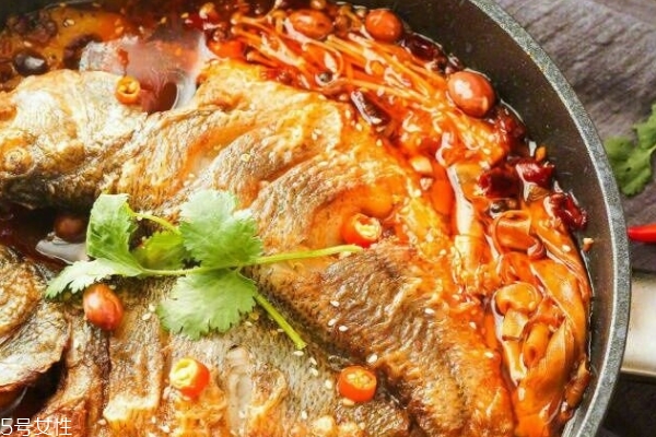 烤魚(yú)哪種魚(yú)好吃魚(yú)刺少 鱸魚(yú)是最佳選擇