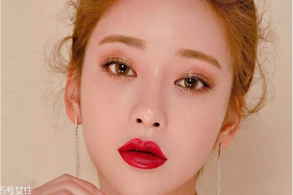 仙女妝容怎么畫(huà) 粉嫩柔和眼妝教程