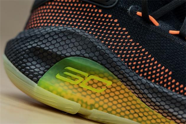 ua curry 6庫(kù)里6代戰(zhàn)靴測(cè)評(píng) 一起感受全掌緩震
