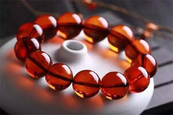 血珀多少錢(qián)一克 天然血珀不便宜