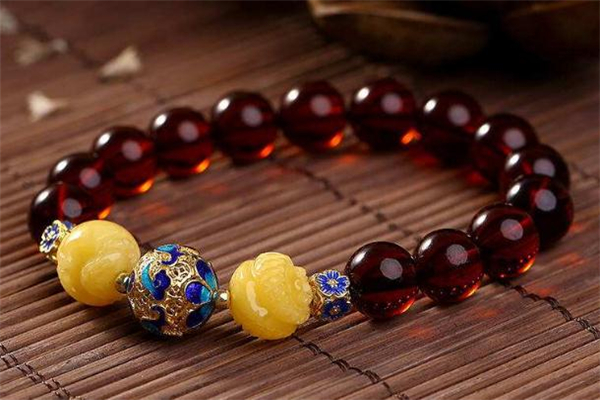 血珀多少錢(qián)一克 天然血珀不便宜