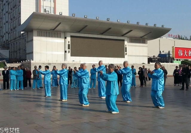 太極拳能治病嗎？太極拳能治什么?。?></p><h3>練習(xí)太極拳的注意事項</h3><p>1. 太極拳訓(xùn)練方法</p><p>1) 靜心用意，呼吸自然，即練拳要求思想安靜集中，專心引導(dǎo)動作，呼吸平穩(wěn)，深勻自然，不可勉強(qiáng)憋氣。</p><p>2) 中正安舒，柔和緩慢，即身體保持舒松自然，不偏不倚，動作如行云流水，輕柔勻緩。</p><p>3) 動作弧形，圓活完整，即動作要呈弧形式螺旋形，轉(zhuǎn)換圓活不滯，同時以腰作軸，上下相隨，周身組成一個整體。</p><p>4) 連貫協(xié)調(diào)，虛實分明，即動作要連綿不斷，銜接和順，處處分清虛實，重心保持穩(wěn)定。</p><p>5) 輕靈沉著，剛?cè)嵯酀?jì)，即每一動作都要輕靈沉著，不浮不僵，外柔內(nèi)剛，發(fā)勁要完整，富有彈性，不可使用拙力。</p><p>2. 練習(xí)太極拳的要領(lǐng)</p><p>1) 虛領(lǐng)頂勁：頭頸似向上提升，并保持正直，要松而不僵可轉(zhuǎn)動;</p><p>2) 含胸拔背、沉肩垂肘：即胸要含不能挺，肩不能聳而要沉，肘不能抬而要下垂，全身要自然放松;</p><p>3)
手眼相應(yīng)，以腰為軸，移步似貓行，虛實分清：指打拳時必須上下呼應(yīng)，融為一體，要求動作出于意，發(fā)于腰，動于手，眼隨手轉(zhuǎn)，兩下肢弓步和虛步分清而交替，練到腿上有勁，輕移慢放沒有聲音;</p><p>4) 動中求靜，動靜結(jié)合：即肢體動而腦子靜，思想要集中于打拳;</p><p>5) 式式均勻，連綿不斷：指每一式的動作快慢均勻，而各式之間又是連綿不斷，全身各部位肌肉舒松協(xié)調(diào)而緊密銜接;</p><p>6) 打太極拳要求有意地運用腹式呼吸，加大呼吸深度，從而改善呼吸機(jī)能和血液循環(huán);</p><p>7)
練習(xí)太極拳是一個循序漸進(jìn)的過程，需要持之以恒;同時，在練習(xí)時應(yīng)多加觀摩，相互學(xué)習(xí)交流;相信經(jīng)過認(rèn)真的練習(xí)和不斷的努力，都可以收到強(qiáng)身健體的效果</p> </div>
<div align=