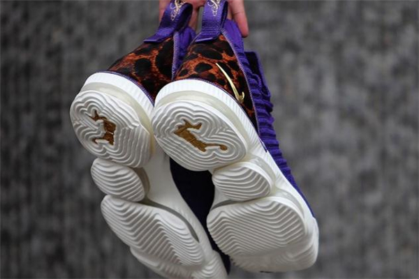 nike lebron16詹姆斯16真假對比 假貨一眼認(rèn)出