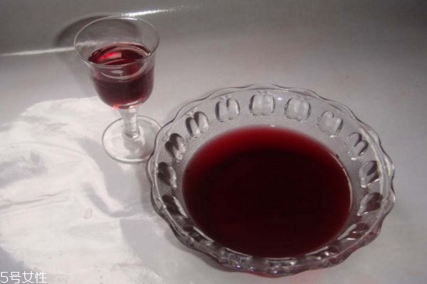 女性喝紅酒美容，一天喝多少比較好