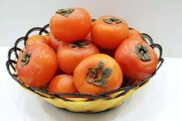 喝羊湯能吃柿子嗎 吃完柿子千萬(wàn)別碰這些食物