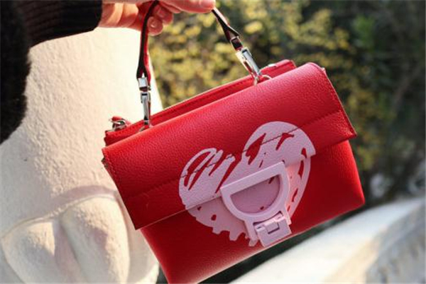 2019coccinelle情人節(jié)限定包包價(jià)格 浪漫涂鴉愛(ài)心