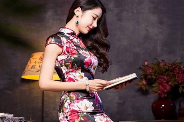 穿旗袍配什么發(fā)型 旗袍盤(pán)發(fā)教程