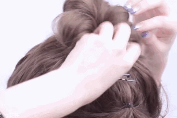 一分鐘懶人盤發(fā)丸子頭 高聳簡(jiǎn)單丸子頭扎法