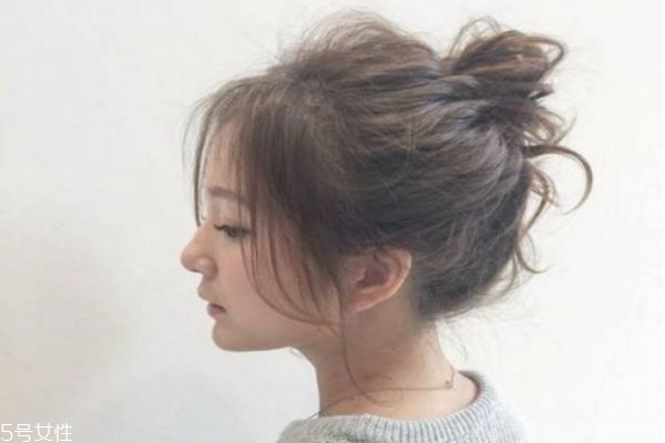 一分鐘懶人盤發(fā)丸子頭 高聳簡(jiǎn)單丸子頭扎法