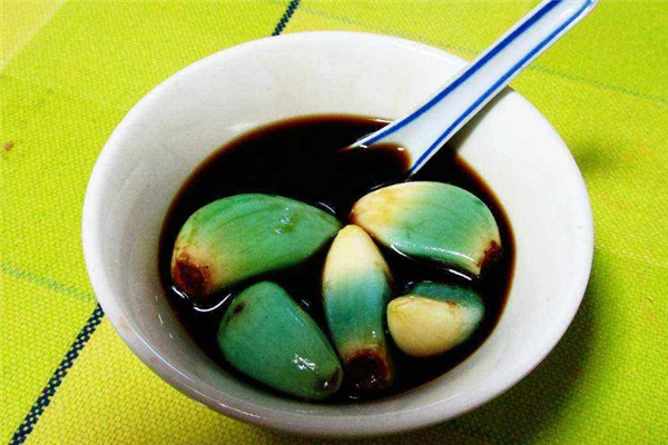 醋泡大蒜為什么會(huì)變綠 屬于正?，F(xiàn)象