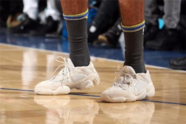 yeezy 500和350哪個(gè)舒服 爆款椰子鞋腳感對比