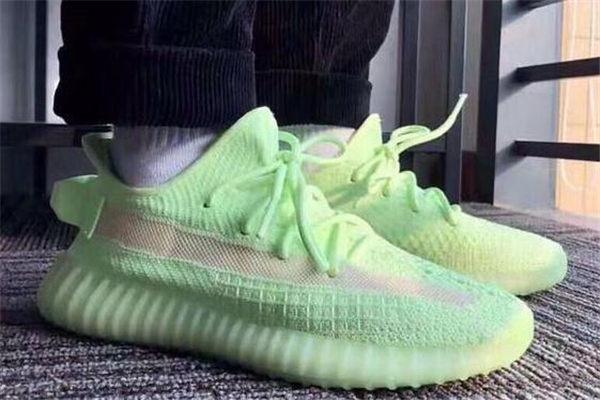 yeezy 350熒光綠開箱測評(píng) 椰子350夜光實(shí)物效果
