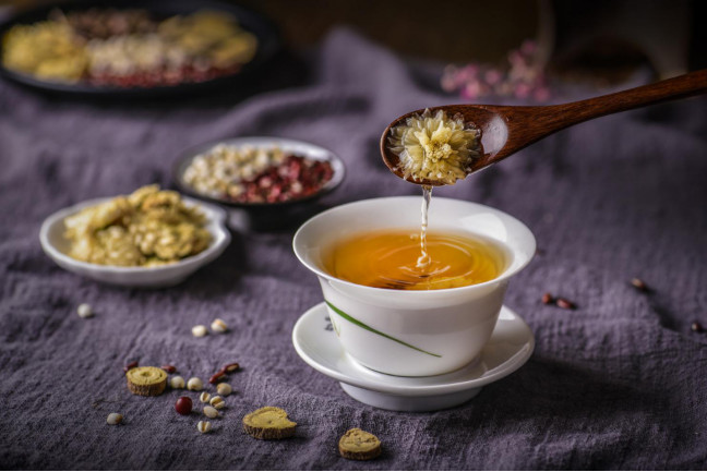 眼睛干澀酸脹怎么辦？來點(diǎn)花茶加越橘葉黃素