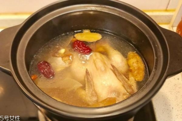 童子雞湯吃肉不如喝湯嗎 童子雞湯的營(yíng)養(yǎng)價(jià)值