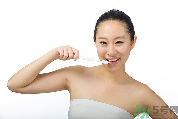 溫水刷牙好還是冷水刷牙好？溫水刷牙的好處