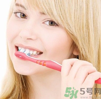 刷牙用冷水還是熱水好？刷牙用熱水有什么好？
