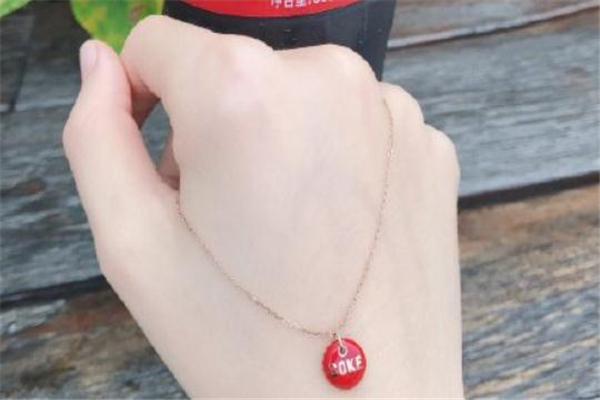 肥宅快樂水項(xiàng)鏈多少錢 周大?？煽诳蓸讽?xiàng)鏈價(jià)格