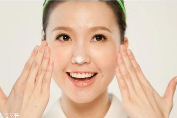 為什么化妝后會容易長痘痘 經(jīng)?；瘖y還想避免長痘怎么辦