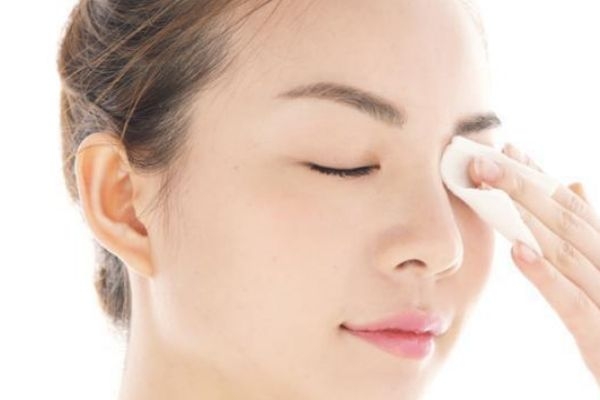 為什么化妝后會容易長痘痘 經(jīng)?；瘖y還想避免長痘怎么辦