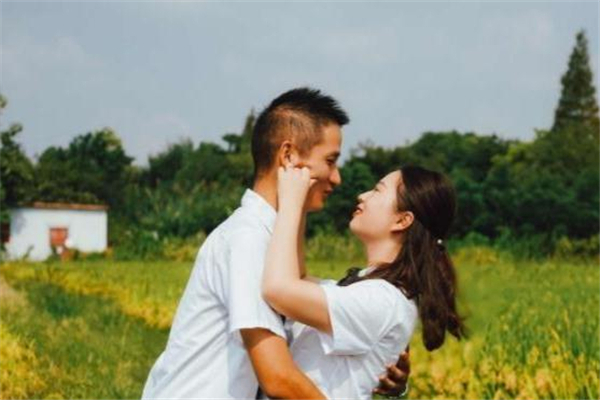 怎么追很害羞的女生 害羞內向的女孩怎么追