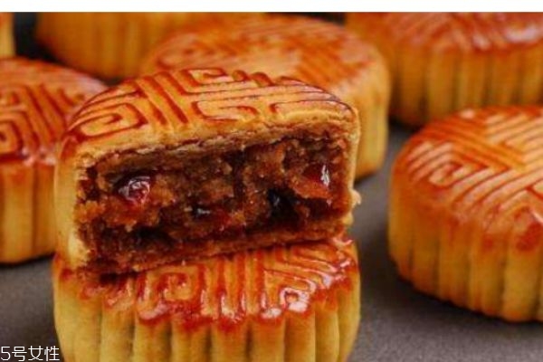 月餅應(yīng)該怎么做呢 什么人群不能吃月餅?zāi)?>
<p class=