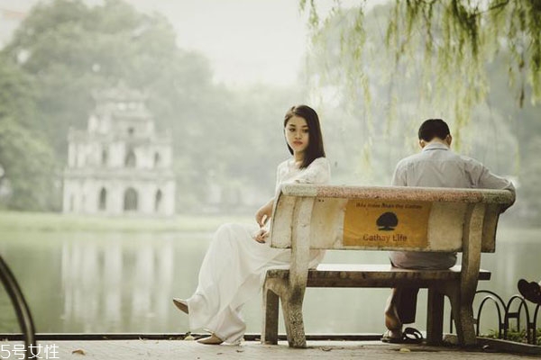 不敢和喜歡的人說(shuō)話怎么辦 怎么和異性聊天找話題