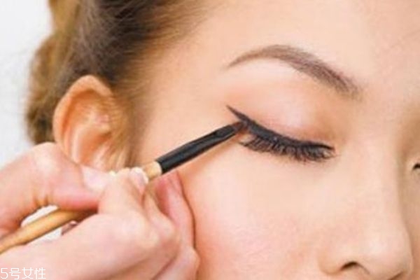 自己如何畫(huà)眼線(xiàn)好看 畫(huà)眼線(xiàn)的技巧有哪些
