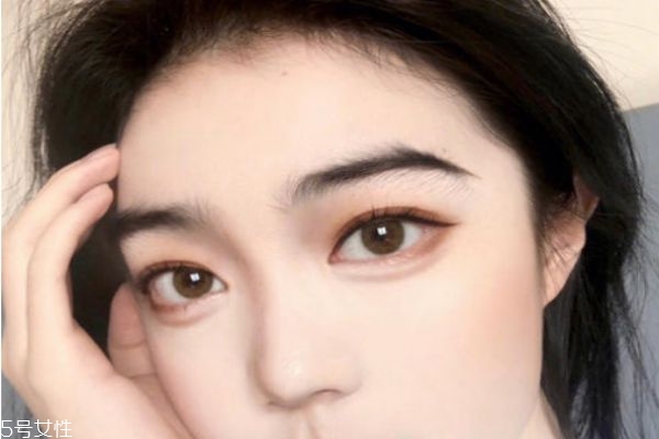 自己如何畫(huà)眼線(xiàn)好看 畫(huà)眼線(xiàn)的技巧有哪些