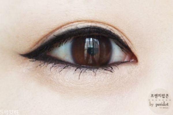自己如何畫(huà)眼線(xiàn)好看 畫(huà)眼線(xiàn)的技巧有哪些