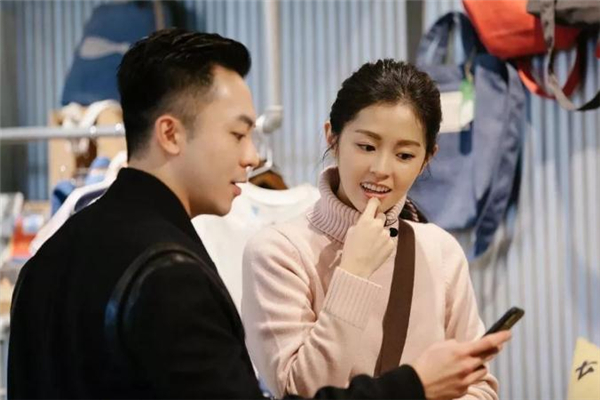 女生突然對(duì)我很冷淡怎么辦 女生冷淡考驗(yàn)?zāi)猩话愣嗑?/h1>

時(shí)間：2019-09-28 14:35:25 編輯：5號(hào)網(wǎng)-wsy 2039
分享至：



 c_4(); 
在追女生的過(guò)程中，如果女生突然對(duì)你很冷淡的話，要么是她有喜歡的人了，要么是你那句話得罪她了，當(dāng)然，也可能是女生對(duì)你的一種考驗(yàn)，那么，如果遇到這種情況要怎么處理才是正確的呢？女生突然對(duì)我很冷淡怎么辦一、制造神秘感女人的好奇心都是很強(qiáng)的，如果你上來(lái)就把自己所有的事情都說(shuō)了，那對(duì)于女人來(lái)說(shuō)，你就不能引起她的繼續(xù)探究下去的興趣了，所以，你要制造一些神秘感。那怎樣制造神秘感呢?簡(jiǎn)單點(diǎn)說(shuō)就是要讓她猜不透你的做法。比如在跟女生聊天聊到高潮的時(shí)候結(jié)束聊天，讓女生感覺(jué)意猶未盡，但是你又忽然不說(shuō)話了，這個(gè)時(shí)候她就會(huì)開(kāi)始好奇你為什么忽然間不說(shuō)話了，一旦女生開(kāi)始對(duì)你好奇，你的機(jī)會(huì)就來(lái)了。二、使用鏡面反射技巧這個(gè)很好理解，簡(jiǎn)單點(diǎn)說(shuō)就是她怎么對(duì)你，你就反過(guò)來(lái)怎么對(duì)她，比如，你可以給她發(fā)個(gè)信息，看她過(guò)了多久會(huì)回復(fù)你，然后你就可以過(guò)多久再回復(fù)她。這樣做的目的是讓你在她面前不過(guò)多的暴露你的需求感，男人對(duì)女人的需求感過(guò)于強(qiáng)烈是男人戀愛(ài)中的大忌。你要知道，在女人心里，一個(gè)事業(yè)有成、有魅力的男人是生活很充實(shí)的，不會(huì)她發(fā)消息過(guò)去那個(gè)男人就會(huì)秒回的。如果你發(fā)消息女生沒(méi)有回復(fù)你，那要怎么辦呢?這個(gè)時(shí)候，千萬(wàn)不要再去繼續(xù)發(fā)消息了，要過(guò)幾天或者過(guò)段時(shí)間再發(fā)，因?yàn)槿绻鷮?duì)你沒(méi)有太多的好感，你不停的發(fā)消息過(guò)去只會(huì)讓女生反感你。下面來(lái)說(shuō)一下，給女生發(fā)的這個(gè)消息具體要發(fā)什么內(nèi)容，可以參考sfa這個(gè)格式：狀態(tài)(在哪、做什么)+感受/情緒+詢(xún)問(wèn)對(duì)方舉個(gè)栗子：高配版：這幾天到日本出差，順便去富士山附近泡了下溫泉，感覺(jué)特殊舒服，你喜歡泡溫泉么?大眾版：今天朋友介紹我去了一家很有特色的咖啡廳，就在海邊，那里的榴蓮千層很好吃，店里還有只很可愛(ài)的折耳貓，我抱著它在海邊曬了一下午的太陽(yáng)，感覺(jué)真的很舒服，周末有時(shí)間一起去呀。內(nèi)容不管是關(guān)于吃的也好，玩的也好，都要注意一個(gè)重點(diǎn)，內(nèi)容要有足夠豐富的生活和見(jiàn)識(shí)，這樣才能引起女生的興趣。所以，在平時(shí)的時(shí)候，男人要多看看書(shū)，多看看外面的世界，增加自己的知識(shí)儲(chǔ)備、增進(jìn)自己的見(jiàn)識(shí)，這樣跟女生聊天的時(shí)候才能更容易引起女生的興趣。第三：該Man的時(shí)候不能含糊身為一個(gè)男人，你不能讓女生主動(dòng)，不能約會(huì)好幾個(gè)月了，連女生的手都不敢拉，如果女生對(duì)你有好感，也給你一些暗示了，你就要主動(dòng)去進(jìn)行一些肢體接觸，男人在女人面前紳士是沒(méi)錯(cuò)，但是如果你總是發(fā)乎情、止乎禮，那會(huì)給女人一種她的魅力不夠，你對(duì)她沒(méi)興趣的感覺(jué)，所以，該man的時(shí)候一定要抓住機(jī)會(huì)，不要怕女生會(huì)罵你是流氓或者怕被女生拒絕。你可以通過(guò)一些測(cè)試，來(lái)判斷女生是不是對(duì)你有好感，是不是默許你跟她的肢體接觸，比如：1、不經(jīng)意的觸碰：一起走路時(shí)手指不經(jīng)意間的碰觸、幫女生拿掉頭發(fā)上的東西、吃完冰激凌給女生擦嘴角、看菜單點(diǎn)菜的時(shí)候手指的碰觸等等。2、牽手：這個(gè)就不用我多說(shuō)了吧，過(guò)馬路的時(shí)候牽女生的手。3、親吻：這個(gè)主要看雙方眼神的交流，當(dāng)然也可以壁咚強(qiáng)吻，不過(guò)這個(gè)要根據(jù)情況，慎用。女生冷淡考驗(yàn)?zāi)猩话愣嗑?/h3>這個(gè)時(shí)間不一定，要看人。當(dāng)你在追女生時(shí)，她肯定會(huì)表現(xiàn)的冷淡一些，如果在平常你約她她拒絕兩三次就會(huì)受約或者直接受約、平常說(shuō)話是會(huì)毫不經(jīng)意的注意你的打扮動(dòng)作，在你給她買(mǎi)禮物之后她會(huì)明顯的對(duì)你疏遠(yuǎn)一點(diǎn)或者親近一點(diǎn)，如果有以上的情況出現(xiàn)就說(shuō)明她是在試探審核你，如果她看不上你的話根本就不會(huì)和你有任何交集的聊天也不會(huì)回你，回的話也是嗯、哦、我去洗澡了、我要睡覺(jué)了之類(lèi)的!女生為什么對(duì)你很冷淡一個(gè)女生對(duì)你的回復(fù)如此冷淡，就是告訴你，她對(duì)你沒(méi)有任何感覺(jué)，如果你還是天天找她，只會(huì)讓她覺(jué)得反感。所以首先，你需要對(duì)你們兩個(gè)的價(jià)值做一個(gè)比較客觀的對(duì)比，價(jià)值包括長(zhǎng)相，身材，年齡，家庭背景，學(xué)歷，工作，收入，性格，情商，智商等等。如果你們的價(jià)值本來(lái)就不匹配(你低于她)，那基本上很難反轉(zhuǎn)，除非你能提升相應(yīng)的價(jià)值項(xiàng)。如果你們的價(jià)值匹配，那就可能是你給她的第一印象，還有你跟她聊天的方式出現(xiàn)了問(wèn)題，那你就需要進(jìn)行更加系統(tǒng)的學(xué)習(xí)，學(xué)習(xí)怎么和女生聊天。女生對(duì)我很冷淡還要追嗎看你有多喜歡這個(gè)女的。如果迷戀到無(wú)法自拔就別放棄，持續(xù)展開(kāi)攻勢(shì)。如果不是非她不可，那就趁早撤退吧，還節(jié)約點(diǎn)感情和時(shí)間。一般很冷淡就是對(duì)你沒(méi)什么興趣。就是發(fā)微信不能秒回你的這種。 

 b_4(); 


女生想分手時(shí)會(huì)對(duì)你說(shuō)的話 女生想分手的表現(xiàn)
和女生怎么結(jié)束聊天 怎么結(jié)束聊天才能不尷尬

網(wǎng)站首頁(yè)
返回欄目

標(biāo)簽：戀愛(ài)愛(ài)情

相關(guān)文章

1給男生的小驚喜有哪些 如何給男生制造驚喜浏览:3468 2女生喜歡什么樣子的男生 什么樣子的男生是女生喜歡的浏览:1万+ 1談戀愛(ài)的禁忌有什么 什么是戀愛(ài)中的禁忌 2女生談戀愛(ài)注意什么 ?女生談戀愛(ài)注意三個(gè)禁忌 3戀愛(ài)時(shí)應(yīng)該怎么相處 戀愛(ài)時(shí)的相處技巧 4女朋友生氣可以送什禮物 什么禮物適合給生氣的女朋友 5最佳男友的標(biāo)準(zhǔn)是什么 什么是男友的最佳標(biāo)準(zhǔn) 6女生如何談戀愛(ài) 女生談戀愛(ài)的方法 


熱門(mén)文章
pua男是什么意思 pua男的五大特征

女生說(shuō)胃疼怎么回復(fù) 女生說(shuō)胃疼怎么安慰如果自己喜歡的女生跟自己說(shuō)胃疼的話，很多男生的第一反應(yīng)肯定是多……
欲擒故縱對(duì)男生有用嗎 怎么對(duì)付男人的欲擒故縱
女朋友說(shuō)頭疼怎么回復(fù) 女朋友說(shuō)頭疼怎么安慰
聊天時(shí)女生說(shuō)哼怎么回復(fù) 女生說(shuō)哼是什么意思
女朋友說(shuō)肚子疼怎么回答 女朋友說(shuō)肚子疼標(biāo)準(zhǔn)答案

怎樣能讓女友開(kāi)心 讓女友開(kāi)心的方法
為什么男生喜歡逗女生 男生喜歡逗哪種女生

男女之間的曖昧能持續(xù)多久 男女之間的曖昧期一般多久在男生和女生正式確定關(guān)系之前，一般都會(huì)有一段的曖昧期，這個(gè)期間雙……
戀愛(ài)中占有欲強(qiáng)怎么辦 男人為什么占有欲那么強(qiáng)
女生說(shuō)心累怎么回復(fù) 女朋友說(shuō)心累怎么安慰
女生說(shuō)心情不好怎么回復(fù) 女生說(shuō)心情不好怎么安慰
女朋友抱怨工作累怎么安慰 女朋友說(shuō)工作累怎么回復(fù)

失戀了要和父母說(shuō)嗎 失戀了要和朋友說(shuō)嗎

5H跟帖 
















網(wǎng)友評(píng)論僅供其表達(dá)個(gè)人看法，并不表明5h立場(chǎng)。





		var mydate = new Date();
		var year = mydate.getFullYear();
		var month = mydate.getMonth();
		var day = mydate.getDate()
		var nowdate = year+"-"+month+"-"+day
		
		$("#imageField").click(function(){
			var commentcont = $(".comment-text").val();
			if($(".comment-text").val()==""){
				alert("您沒(méi)什么話要說(shuō)嗎？");
			}else{
				var data = {
					nomember:1,
					saytext:commentcont,
					id : $("#id").attr("value"),
					ecmsfrom : $("#ecmsfrom").attr("value"),
					classid : $("#classid").attr("value"),
					enews : $("#enews").attr("value"),
					repid : $("#repid").attr("value")
				};				
				$.ajax({
					type: "POST",
					url: "/e/pl/doaction.php",
					data: data,
					dataType:'text',
					success: function(msg){
						$(".comment-text").val("");
						$(".comment-body").prepend('<li><div   id="vsc6h7o"   class="combd-title"><span id="o9bklis"    class="title">本站網(wǎng)友:匿名</span><span id="0cmw0yv"    class="time">'+nowdate+'</span></div><p class="combd-bd">'+commentcont+'</p></li>')
					}
				});
			}	
		})	
	
查看更多+ 
