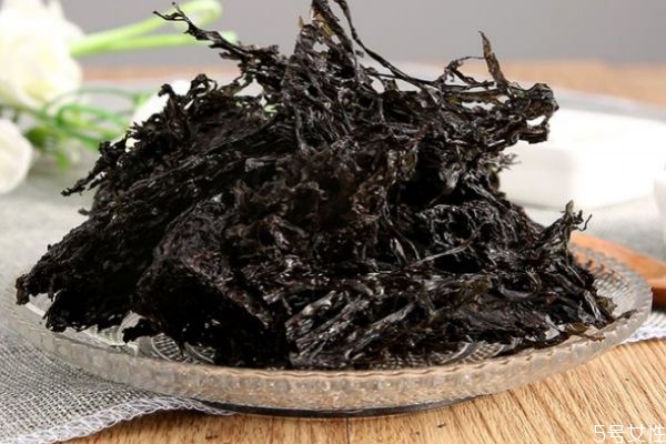 紫菜的生長(zhǎng)環(huán)境是怎么樣的呢 什么人群不能吃紫菜呢