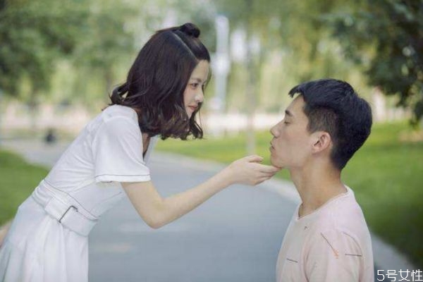 男人對你不上心的表現(xiàn)有哪些 男人不愛你了會(huì)有什么表現(xiàn)