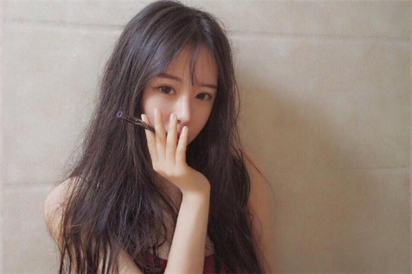 女人的衣服怎么會(huì)香 為什么女人穿過的衣服是香的