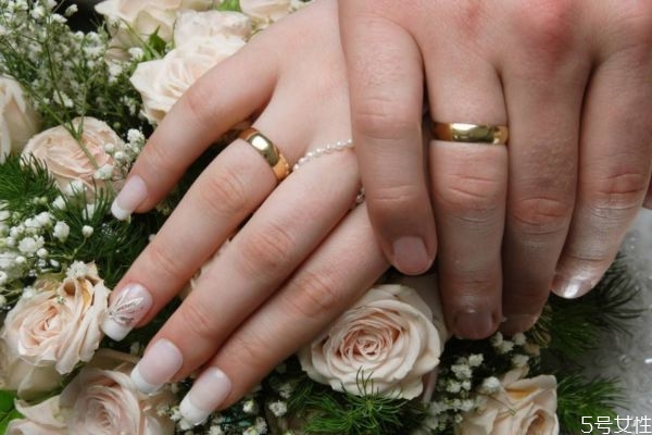 結(jié)婚是否應該在有房有車的前提下呢