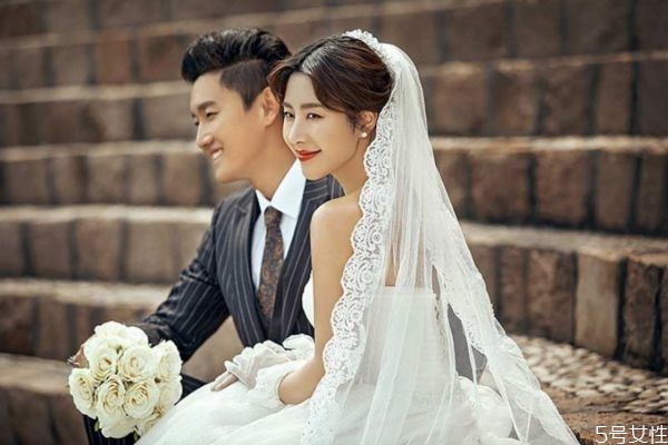 嫁給愛情還是嫁給金錢 結婚物質(zhì)重要還是愛情