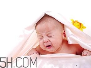 新生兒吐奶情況什么時(shí)候會(huì)沒有？寶寶吐奶了怎么辦？