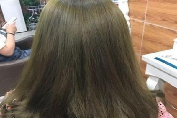 染悶青色頭頂黃怎么辦 染悶青色后怎樣能保持久一點