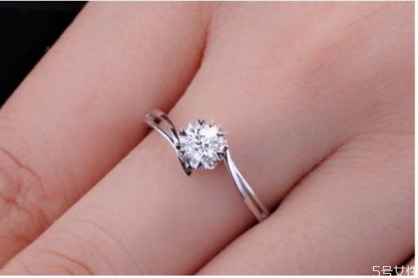 三金和婚戒是一回事嗎 結婚戒指和訂婚三金的區(qū)別