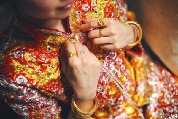 三金和婚戒是一回事嗎 結婚戒指和訂婚三金的區(qū)別