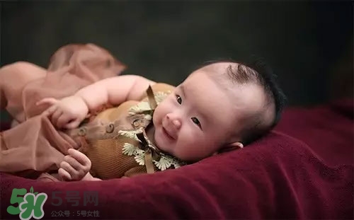 寶寶睡覺搖頭怎么回事？寶寶睡覺搖頭是缺鈣嗎？